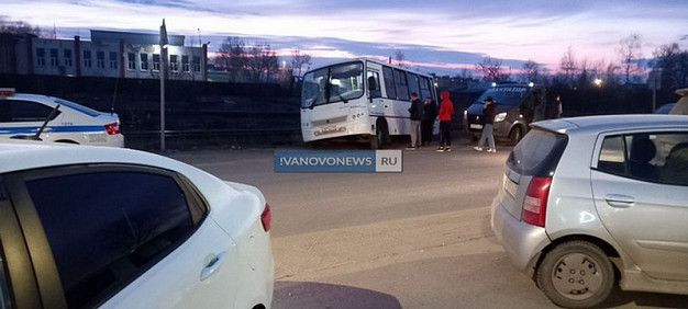 В Иванове пассажирский автобус свалился в канаву