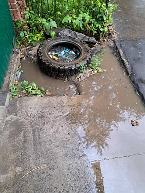 На улице Московской в Иванове вода размывает фундаменты домов
