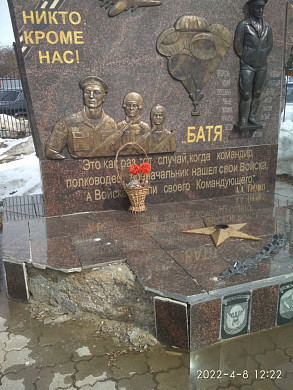 Монумент легендарному командующему ВДВ в Сквере десантников в Иванове обнаружили разрушенным