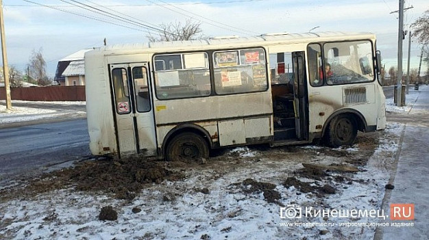 В Кинешме автобус провалился в яму