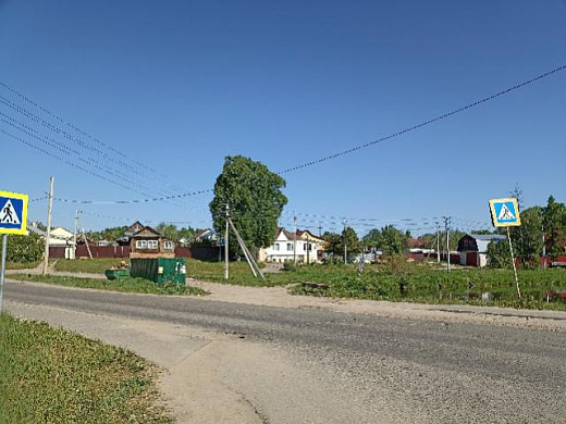В Лежневе недалеко от пожарного пруда расположена мусорная площадка