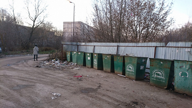 Больше месяца утопает в мусоре одна из контейнерных площадок в Кохме 