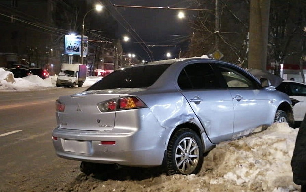  В Иванове водитель въехал в столб и скрылся 
