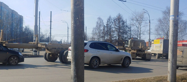 В Иванове водитель легковушки попал в ДТП с трубой 