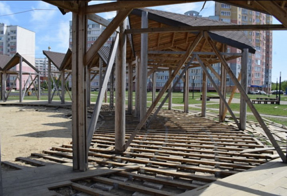 В Московском микрорайоне начали ремонтировать перголу 