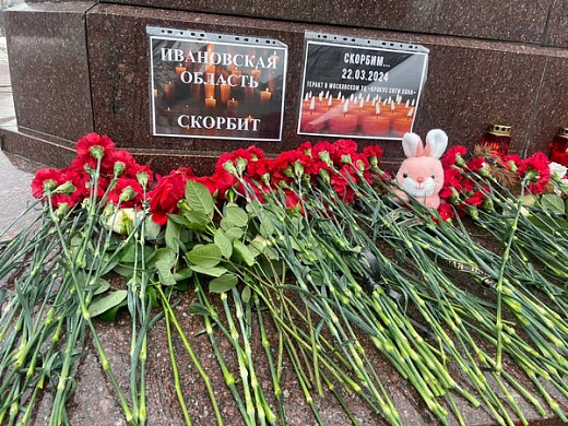 Ивановцы приносят цветы к памятнику Георгию Победоносцу