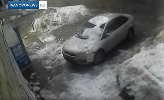 В Иванове с крыши многоквартирного дома на автомобиль упала глыба