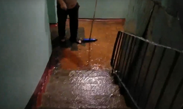  В Фурманове людям пришлось вручную отгонять воду из затопленного подъезда 