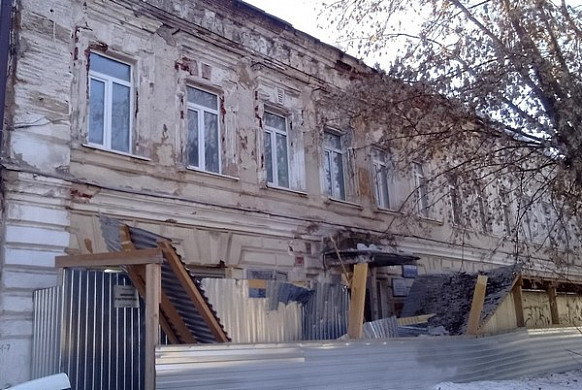 В Иванове рухнувшая наледь частично перегородила тротуар на улице Степанова