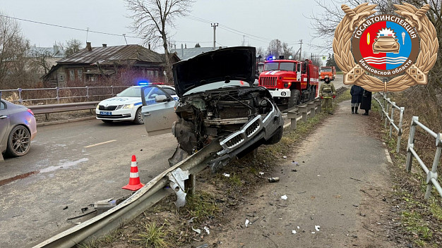 В Ивановской области «БМВ» влетел в отбойник