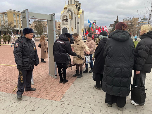 Почти 300 правоохранителей работают на праздничных мероприятиях в регионе