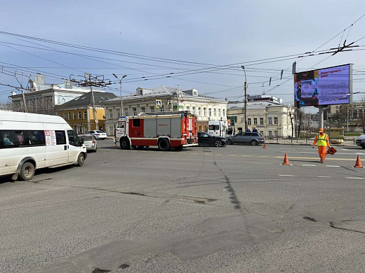 В Иванове машина «скорой», пробив ограждение, вылетела на тротуар