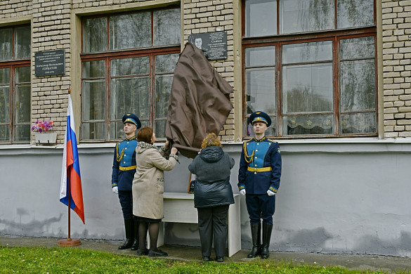 В Шуе открыли мемориальную доску Олегу Соленову