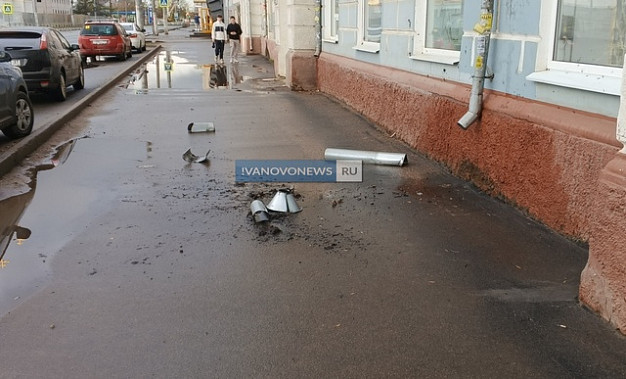 В Иванове оторвавшаяся от дома водосточная труба рухнула на тротуар
