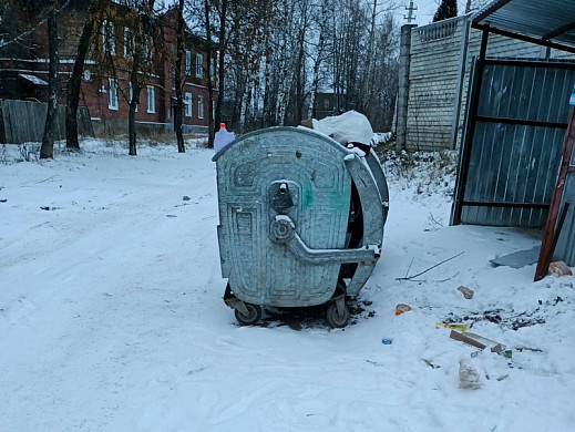 В Кохме мусорные контейнеры регулярно перегораживают дорогу 