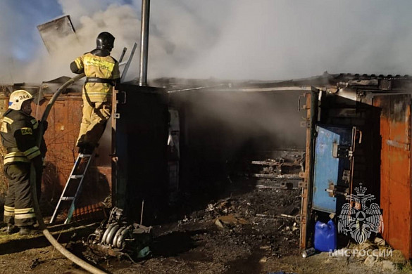 В Иванове на улице Рощинской из-за капель масла сгорели два гаража и машина 