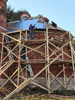 В селе Никольское батюшка с молотком в руках ремонтирует храм 