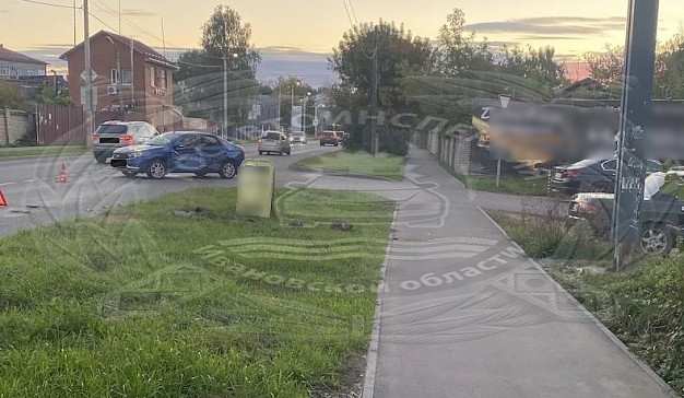  В Иванове «Волга» врезалась в авто с малышами, водитель скрылся 