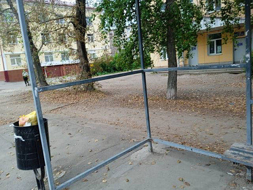 Вместо остановочного павильона - собачья будка