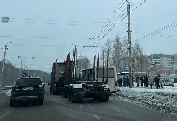 В Иванове столкнулись лесовоз и пассажирский автобус 