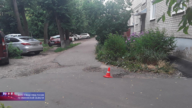 В Иванове 24-летняя автомобилистка сбила во дворе дома маленького ребенка