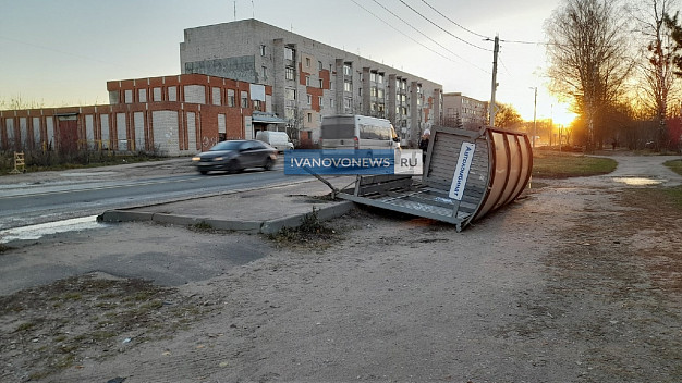 В Иванове сильный ветер снес остановку общественного транспорта