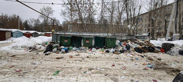 Жители дома на Лежневской жалуются на грязную контейнерную площадку