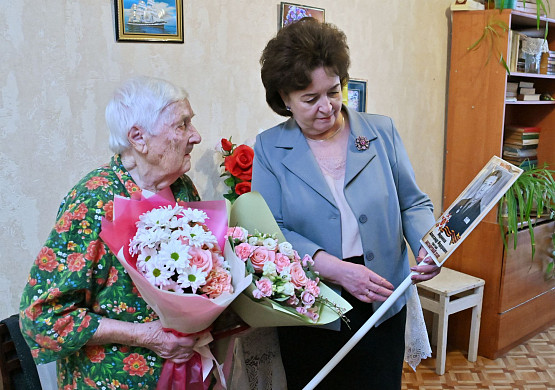 В Иванове 100-летней труженице тыла вручили памятную медаль