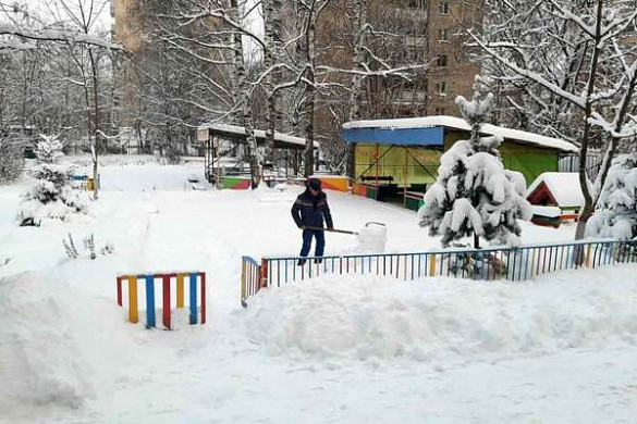  В Иванове половина школ города убирает снег шнекороторами 