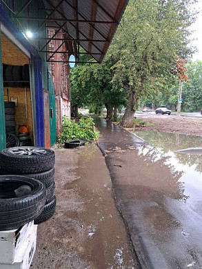 На улице Московской в Иванове вода размывает фундаменты домов
