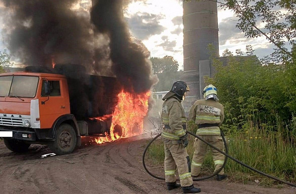В Вичуге 11 пожарных тушили горящий «Камаз»