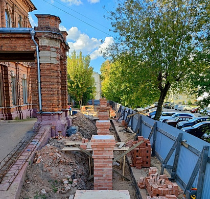  В Иванове установили фундамент и столбы будущей ограды у 30-й гимназии 