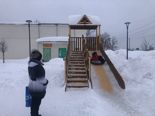 В поселке Савино открылась зимняя горка, установленная к Новому году