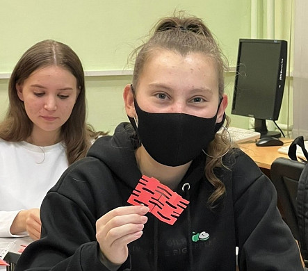 Студентов химуниверситета научили вырезать китайские снежинки