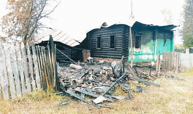 В Ивановской области из-за неисправного холодильника сгорели дом и двор