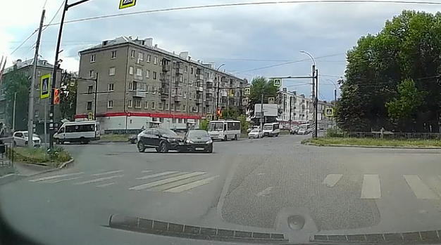 Появились первые жертвы новой схемы движения на перекрестке Велижской и Ташкентской