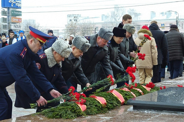 Ивановские полицейские возложили цветы у мемориала Героям фронта и тыла 