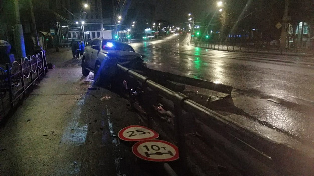В Иванове автомобиль насквозь пробило чугунной балкой моста