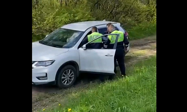 Водитель, въехавший в колонну байкеров и протащивший полицейского, привлечен к ответственности