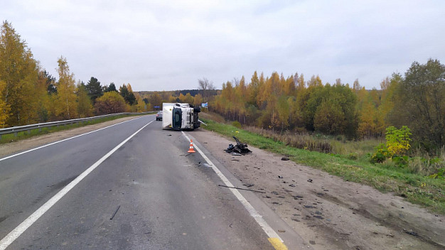 В Ивановской области сотрудник автомойки угнал автомобиль, попал в ДТП и получил тяжелые травмы 