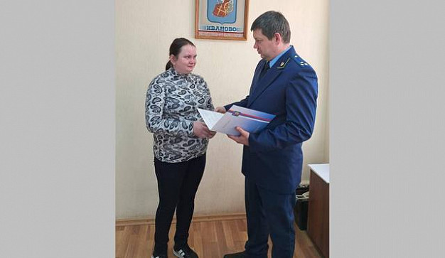 В Иванове сироте вручили ключи от квартиры спустя 8 лет ожидания