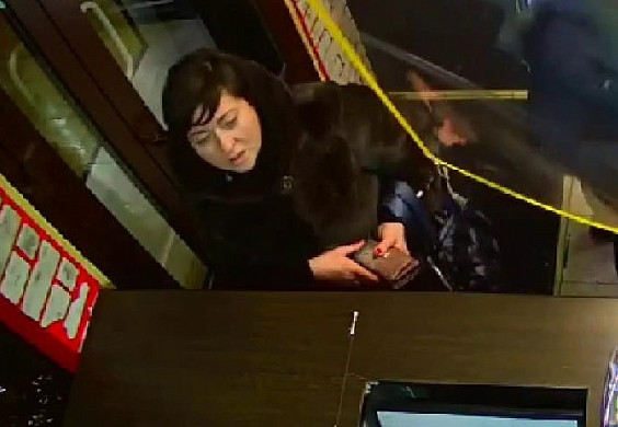 Подозреваемая в краже попала на видео в ивановском алкомаркете