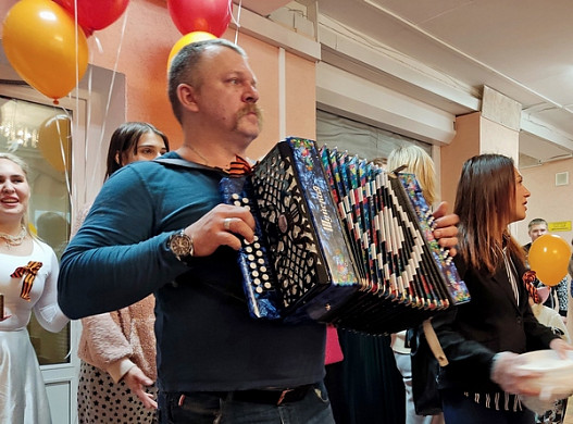 «Мудрые дети» в День Победы поздравили ветеранов в «Лесном»