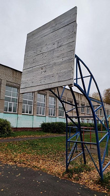 Спортивную площадку в ивановской школе № 20 начали приводить в порядок
