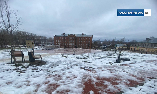 С плитки на площади в Наволоках слезает краска 