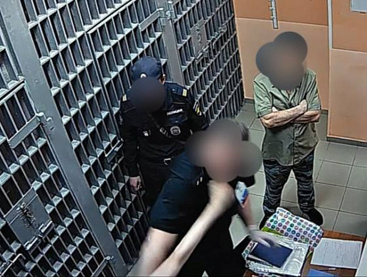 В Иванове мужчина ударил полицейского и предложил ему денег