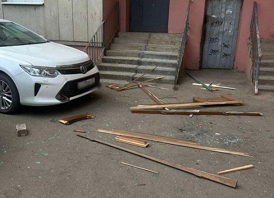  В Иванове неадекватный мужчина разбил автомобили и окна 