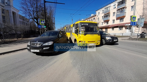 В Иванове пассажирский автобус попал в ДТП