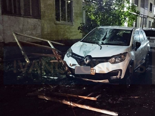 В Иванове на иномарку упало балконное остекление