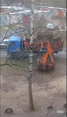 Во дворе жилого дома демонтировали качель